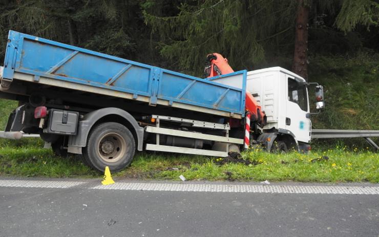 Řidiči se rozkymácel přívěs, pak dostal smyk. Policie detailně popsala nehodu na silnici na Prahu