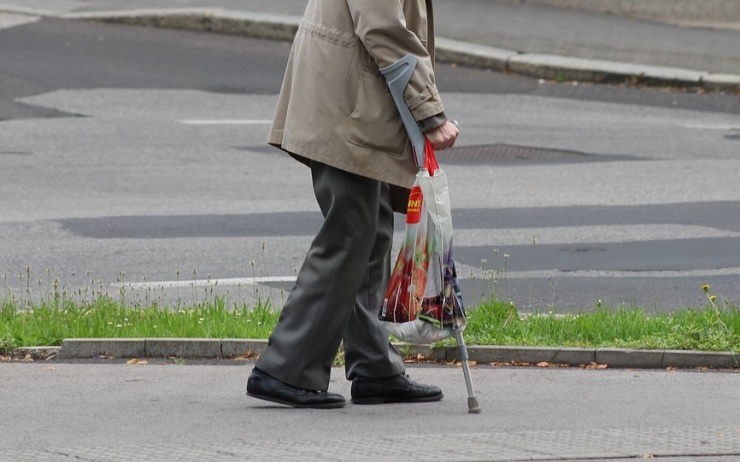 Zázračné mastičky měly zbavit nemocného seniora berlí. Zaplatil za ně 43 tisíc!