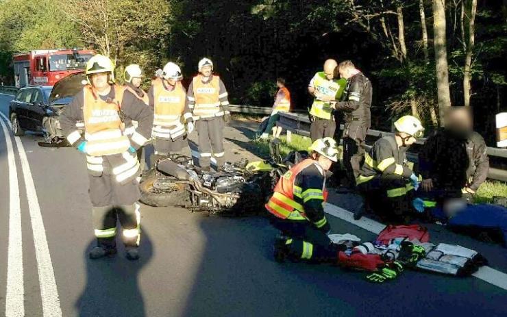 OBRAZEM: Záchranáři zasahovali u nehody u Bečova, srazilo se tam auto s motorkářem