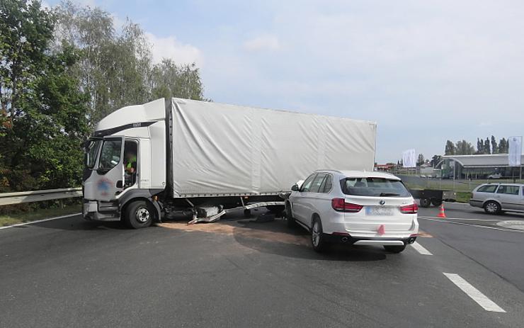 OBRAZEM: Auto jedoucí po hlavní měl řidič přehlédnout. Muž z BMW skončil v nemocnic