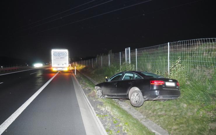Večerní nehoda na D6: Kamioňák strhl řízení a narazil do projíždějícího Audi
