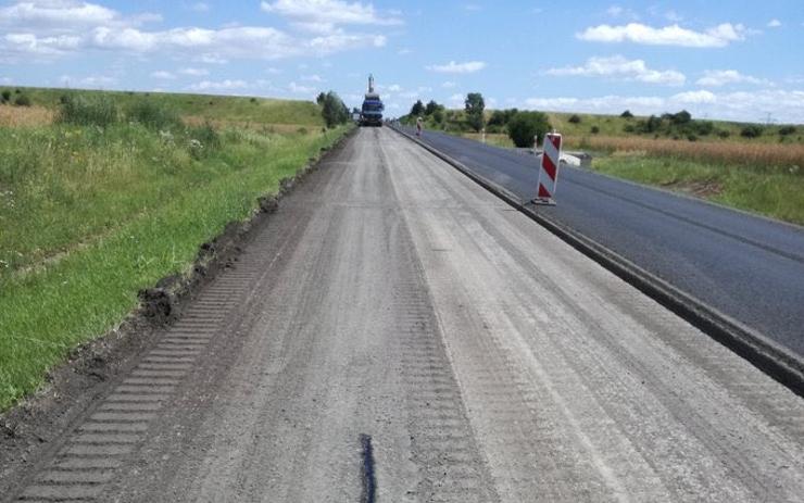 Řidiči pozor: Práce na rekonstrukci obchvatu Božího Daru jsou v plném proudu. Neprojedete tam