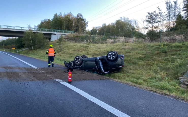 AKTUÁLNĚ: Auto převrácené na střechu komplikuje dopravu na D6, projíždějte s opatrností