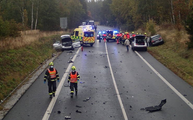 OBRAZEM: Sedm lidí se zranilo při hromadné nehodě na silnici z Prahy na Karlovy Vary