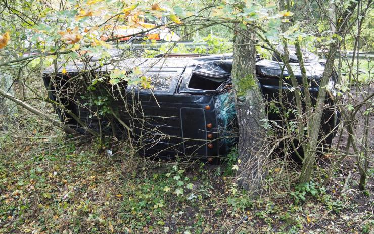 FOTO: Auto u Bukovan sjelo ze stráně a narazilo do stromu, řidič se spolujezdcem skončili v nemocnici