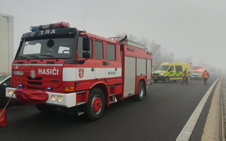 AKTUÁLNĚ: Vážná nehoda na D6! U srážky osobního auta s kamionem zasahují všechny záchranné složky