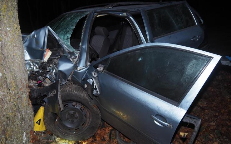 FOTO: Řidič u Teplé narazil do stromu, je těžce zraněný! Za volantem neměl vůbec sedět