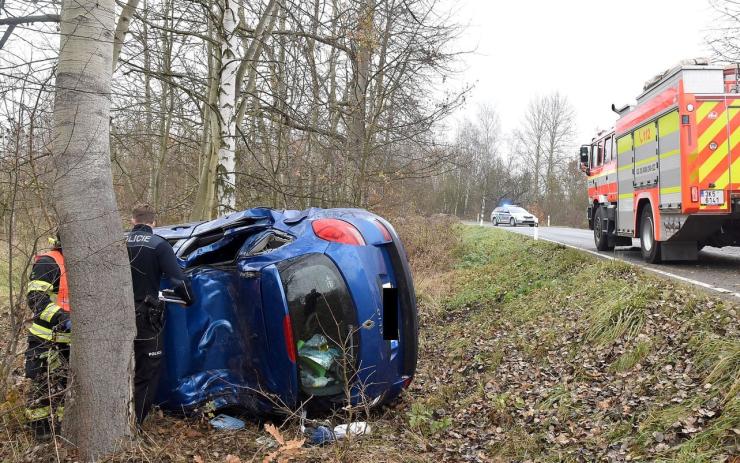 OBRAZEM: Auto na Karlovarsku narazilo do stromu. Uvnitř zůstala zaklíněná žena s malým dítětem!