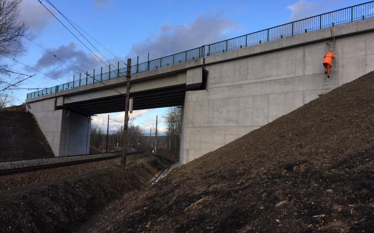 Přestavba mostu přes železnici u Nového Sedla je hotová 