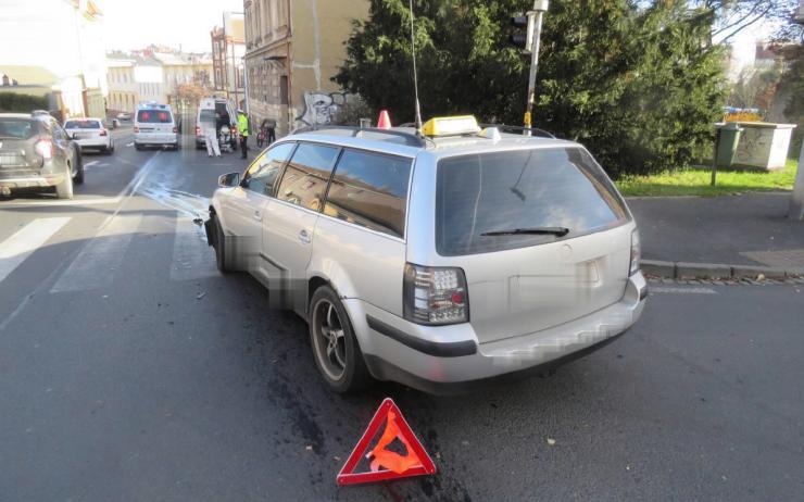 Na křižovatce v Chebu se srazila převozní sanitka s taxíkem. Policie hledá svědky nehody