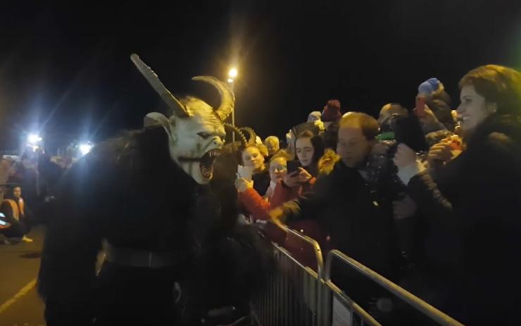 VIDEO: V Chebu se rozzářil vánoční strom, u obchodního centra řádili Krampusáci!