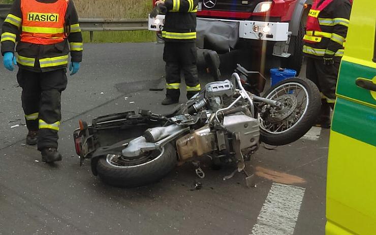 Řidič (67) nedal na křižovatce přednost motorkáři, ten skončil s těžkým zraněním v nemocnici. Teď padlo obvinění!