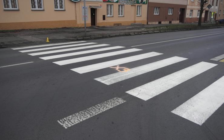 Dívku na přechodu v Karlových Varech srazilo auto, policie hledá svědky