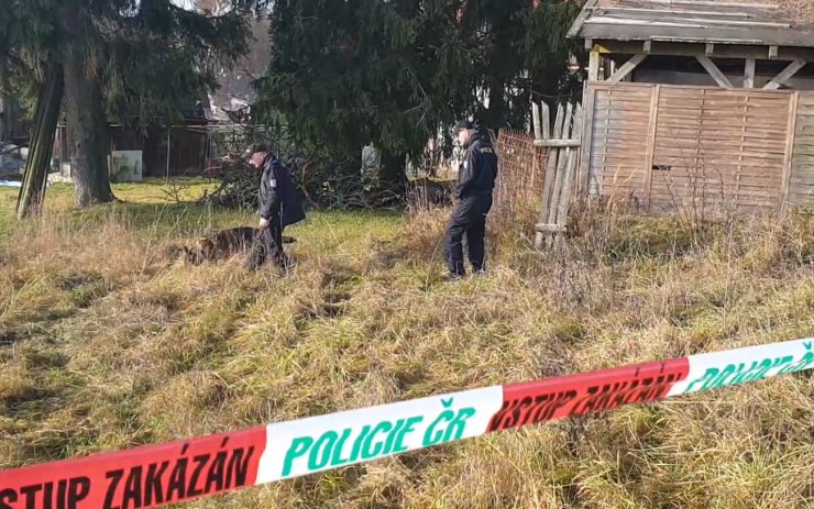 Mladík čelí dvojnásobnému pokusu vraždy. Velmi těžce posekal pošťáka a jeho spolujezdkyni