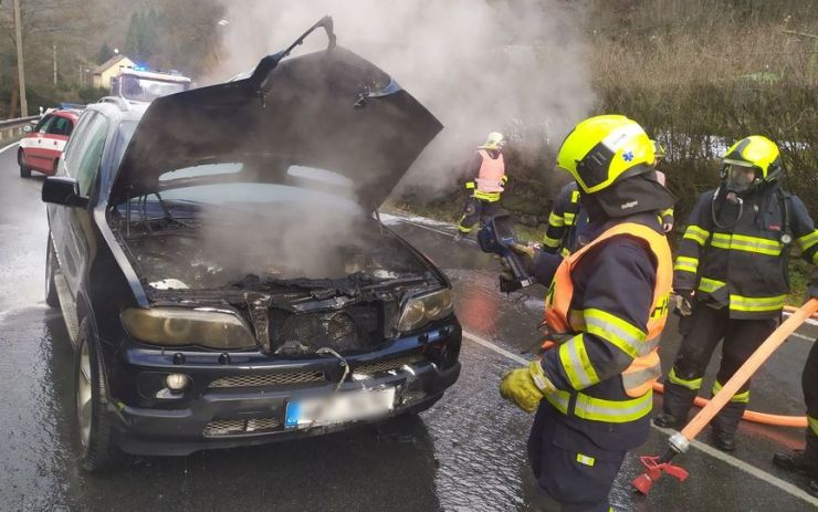 Jedenáct výjezdů hasičů: Hořelo auto, jiné poškodila rachejtle