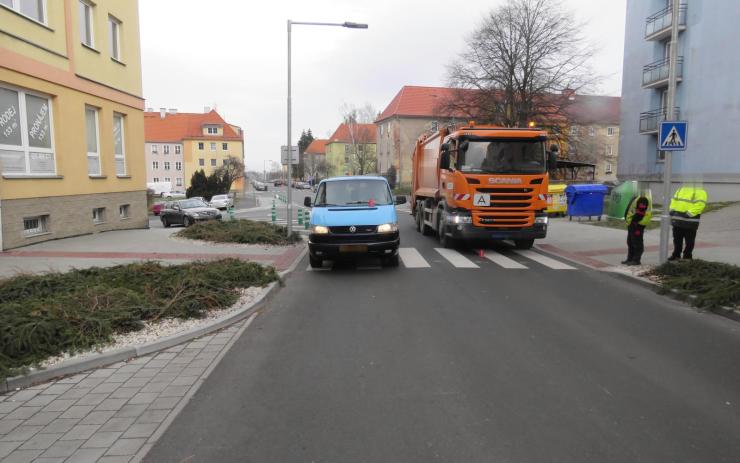 Na tomto přechodu srazila dodávka seniorku, řidič ji nemohl vidět. Hledají se svědci nehody