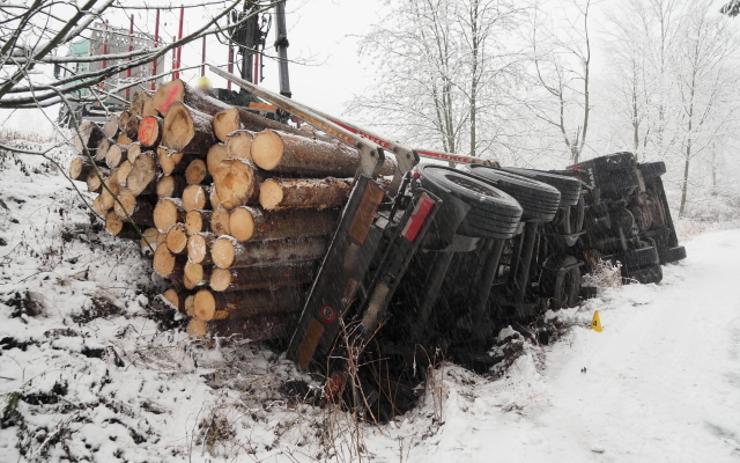 Nehoda na Karlovarsku: Nákladní vůz dostal na zasněžené silnici smyk, skončil na boku