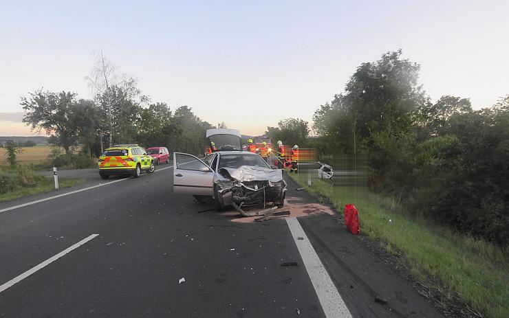 Náraz odhodil auto do příkopu, tři zranění. Hledají se svědci této nehody