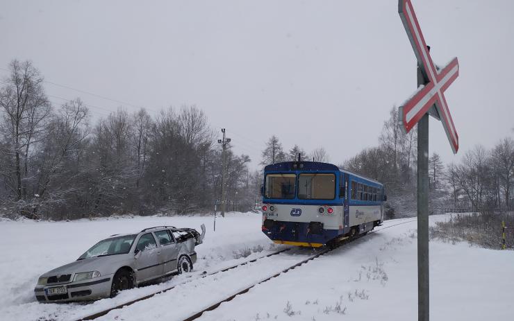 AKTUÁLNĚ: Na Karlovarsku se srazilo osobní auto s vlakem, provoz na trati je zastaven