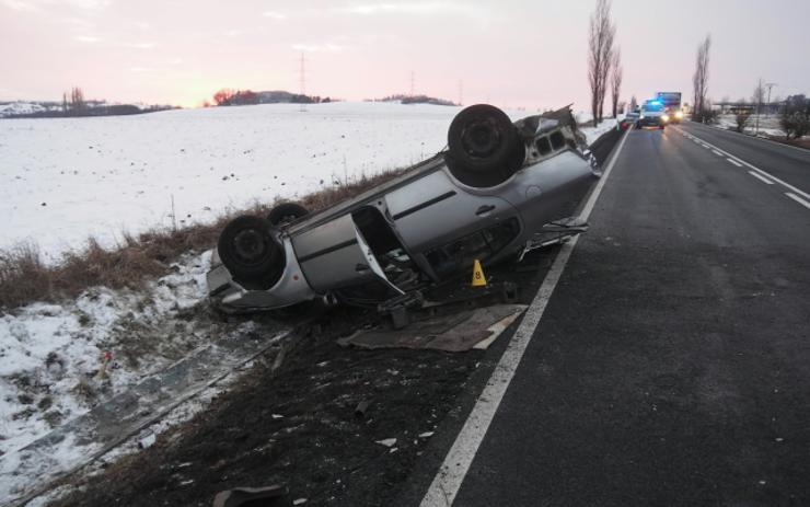 Opilá žena bez řidičáku sedla za volant, auto převrátila na střechu