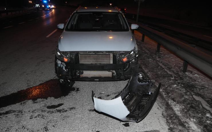 FOTO: BMW dostalo na Karlovarsku smyk, další auto odmrštilo do svodidel