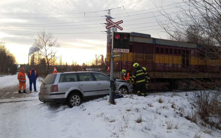 FOTO: Na železničním přejezdu v Citicích se srazil nákladní vlak s autem