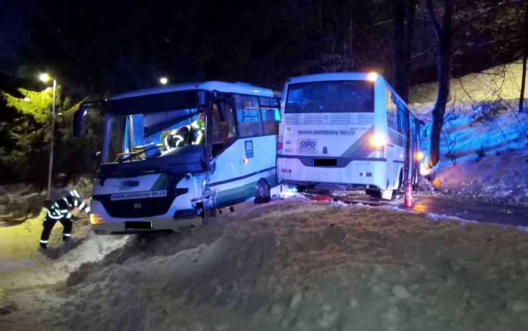 Na namrzlé vozovce se srazily dva autobusy. Záchranka ošetřovala zraněného řidiče