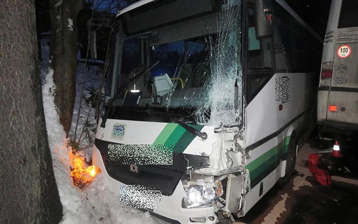 OBRAZEM: Policisté hledají cestující z havarovaných autobusů v Rotavě