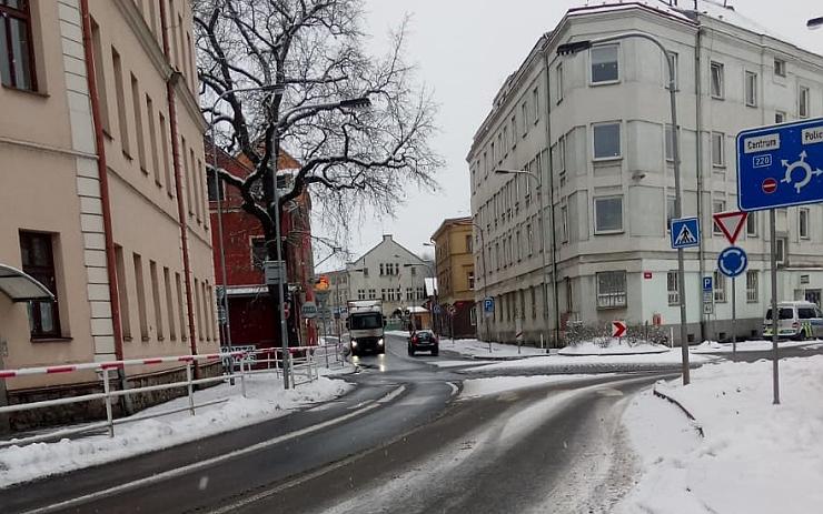 Řidič srazil na přechodu v Karlových Varech dívku a ujel. Policie hledá svědky