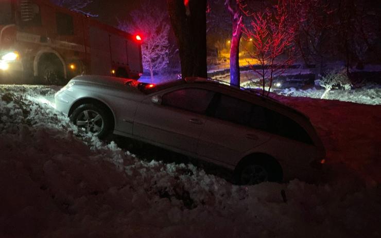 OBRAZEM: Auto u Kolové sjelo mimo silnici, mokrý sníh vyvracel stromy na řadě míst v kraji