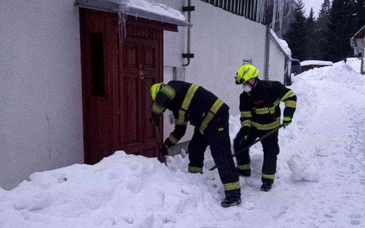 I tady pomáhají hasiči: Sníh zabarikádoval seniorku v domě, nedokázala otevřít dveře