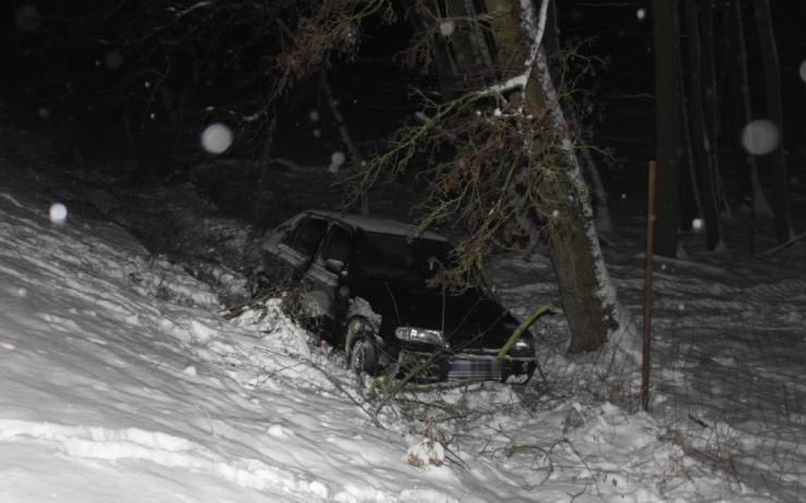 OPRAVDU SE STALO: Lidé chtěli pomoci řidiči po autonehodě, místo vděku je začal ohrožovat sekerou!