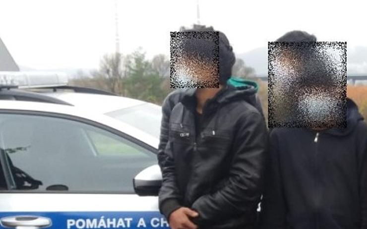 Afghánci se chtěli dostat do Německa. Na benzínce v Karlových Varech se dožadovali policie