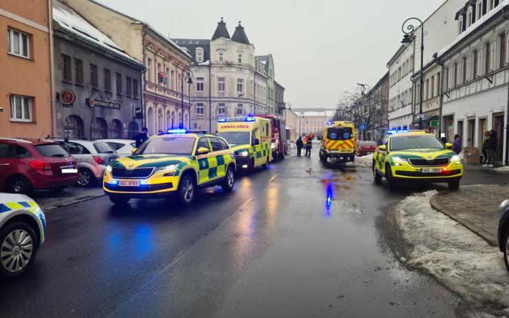 Ze střechy domu v Nejdku se uvolnil kus ledu a vážně zranil kolemjdoucího