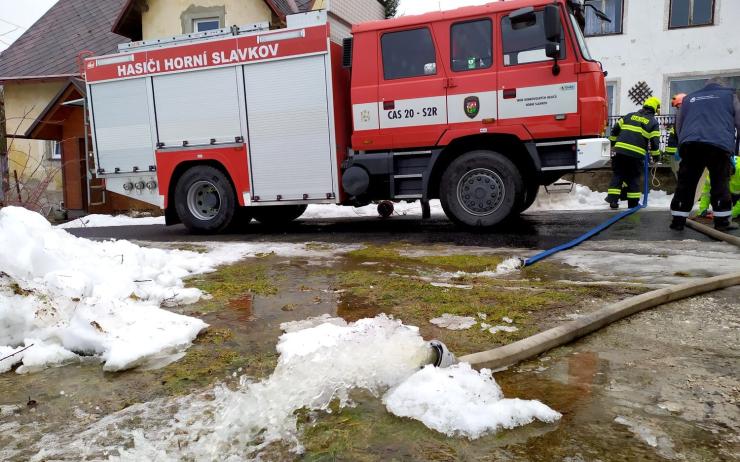 FOTO: Zatopené sklepy, popadané stromy. Hasiči v kraji vyjížděli ve čtvrtek ráno k desítkám případů