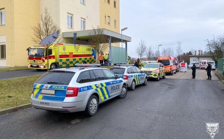 AKTUÁLNĚ: V Chebu převážejí pacienty do nemocnic s volnými lůžky. Ministr Blatný slíbil další pomoc