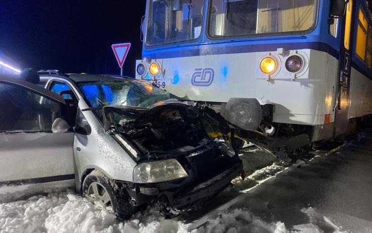 OBRAZEM: Na železničním přejezdu na Karlovarsku smetl vlak auto! Uvnitř zůstal zaklíněný řidič