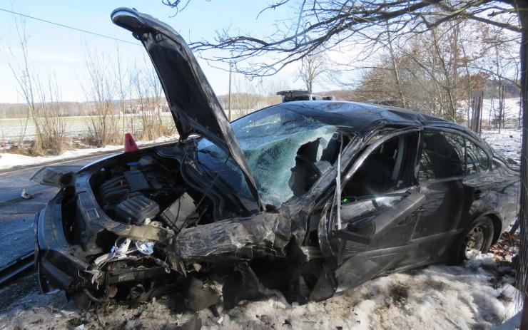 FOTO: Děsivě vypadající nehoda! Náklaďák skončil po srážce na boku, auto mimo silnici