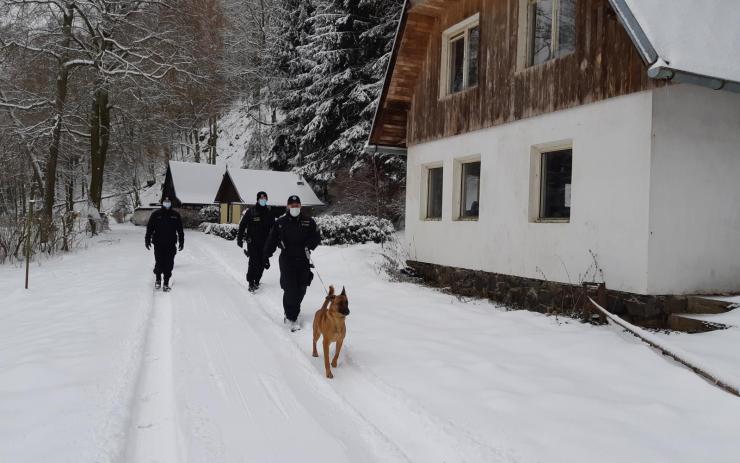 Policisté kontrolovali v mrazivém počasí chaty a zahrádky na Sokolovsku. Pro majitele mají dobrou zprávu