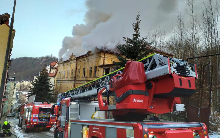 AKTUÁLNĚ: Hasiči od rána likvidují požár neobydleného domu v Karlových Varech