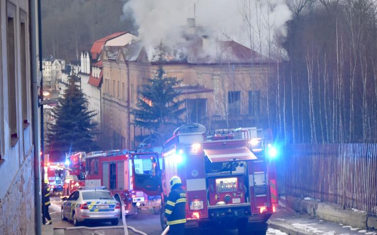 OBRAZEM: Hasiči stále likvidují požár bývalé sokolovny, vyhlásili druhý stupeň poplachu