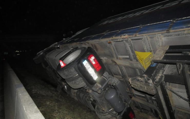 FOTO: Řidič kamionu hledal za jízdy pití, to se mu krutě vymstilo