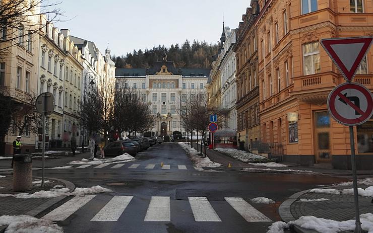 Auto v Karlových Varech nacouvalo do ženy, když šla po přechodu! Policie hledá svědky nehody