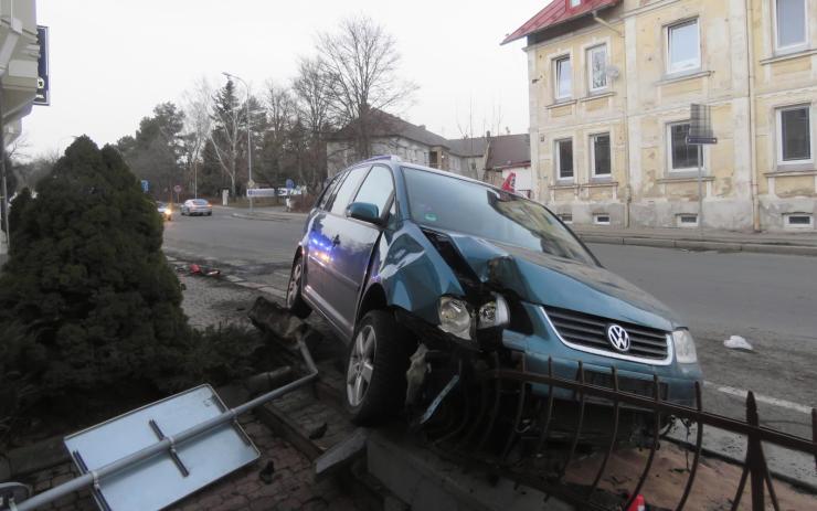 FOTO: Na mol opilý muž (24) sedl za volant, jízdu nezvládl 