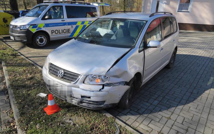 FOTO: Řidička si spletla jedničku se zpátečkou, pak i brzdu s plynem. Vzdala to a odešla