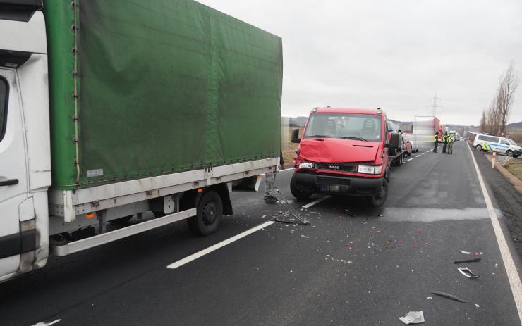 OBRAZEM: Nehoda na hlavním tahu na Prahu! Auto převážející osobáky narazilo zezadu do náklaďáku