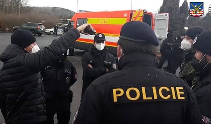 VIDEO: Policisté s hasiči pátrali po pohřešovaném muži, přítelkyni poslal e-mail na rozloučenou!