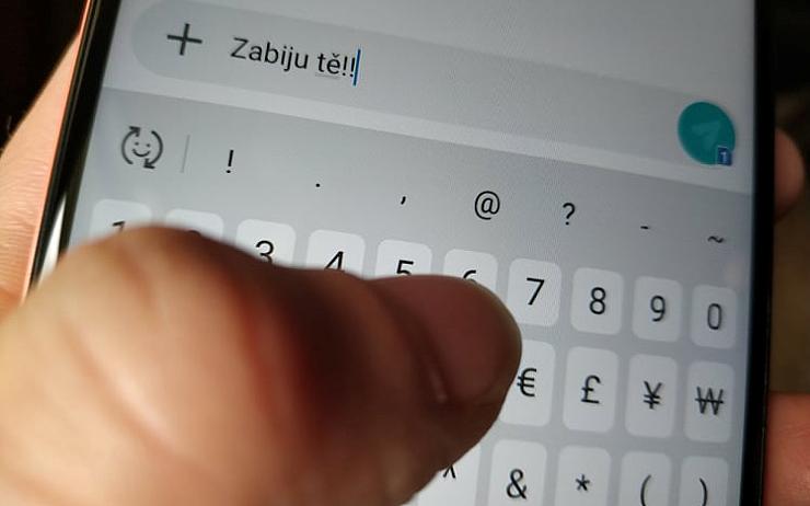 Muž (28) obtěžoval bývalku výhrůžnými telefonáty a smskami, několikrát ji i fyzicky napadl!