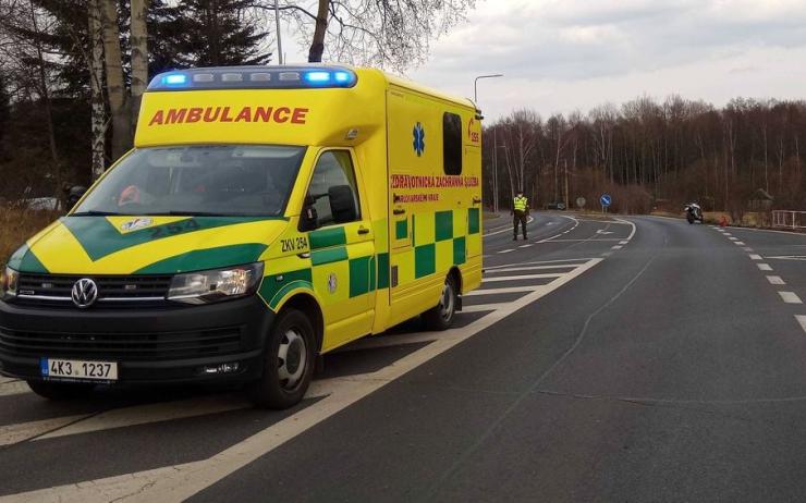 FOTO: Na Sokolovsku havaroval motorkář, letěl pro něj záchranářský vrtulník