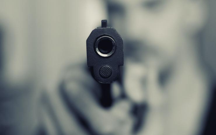 Mladík si hrál s airsoftovou pistolí, z těsné blízkosti střelil muže do obličeje! 